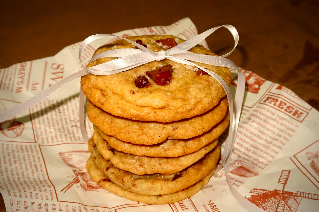 Torre de cookies Brown Butter Chocolate Chip de Hsu Bakes atada con cinta blanca
