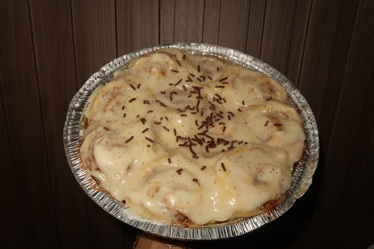 Bandeja circular con mini cinnamon rolls