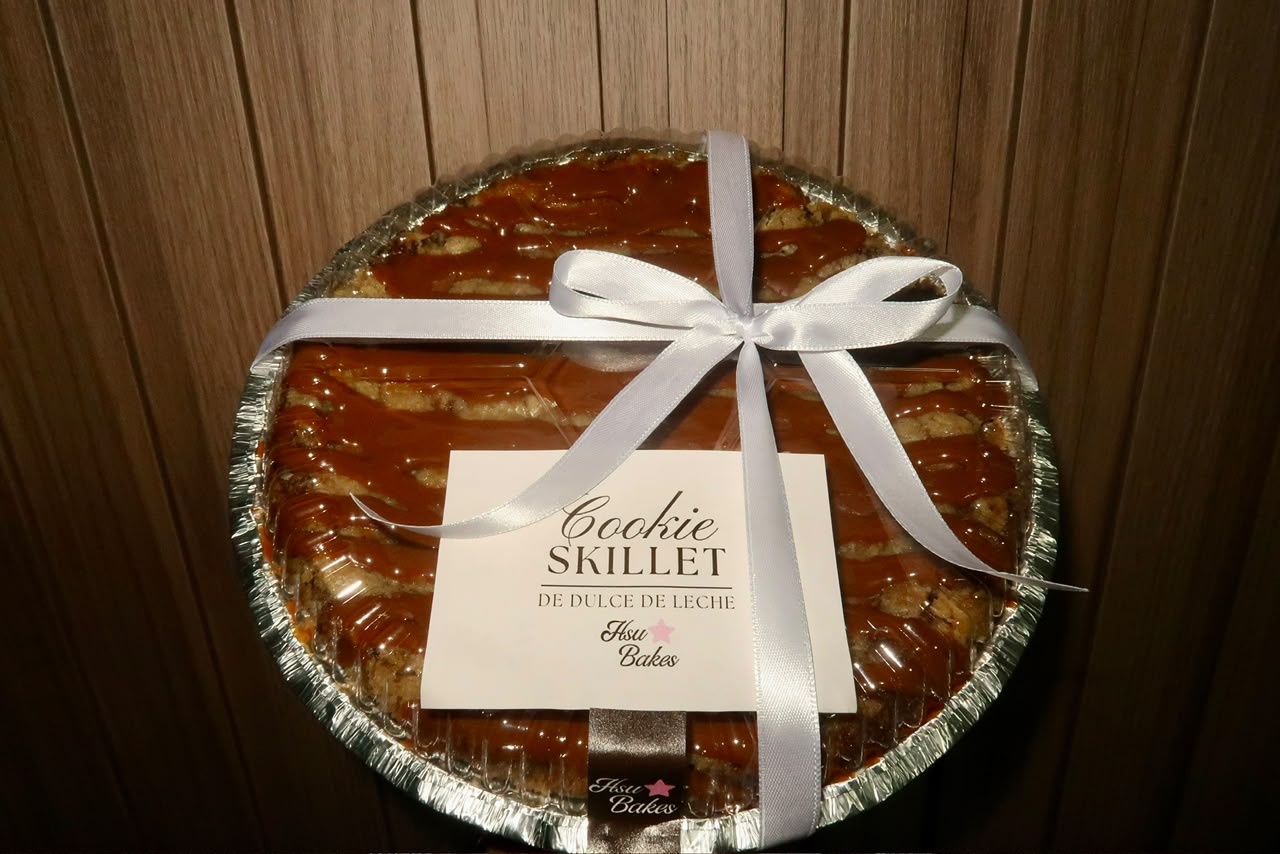 Cookie Skillet 9" empacada con lazo, lista para entregar