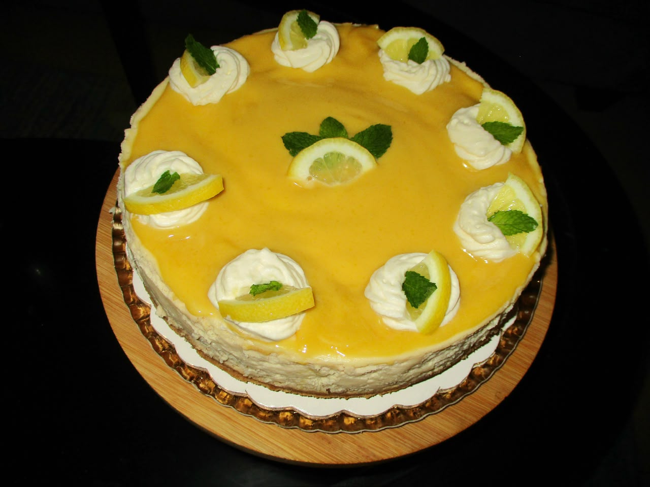 Cheesecake de limón de Hsu Bakes con crema batida y menta