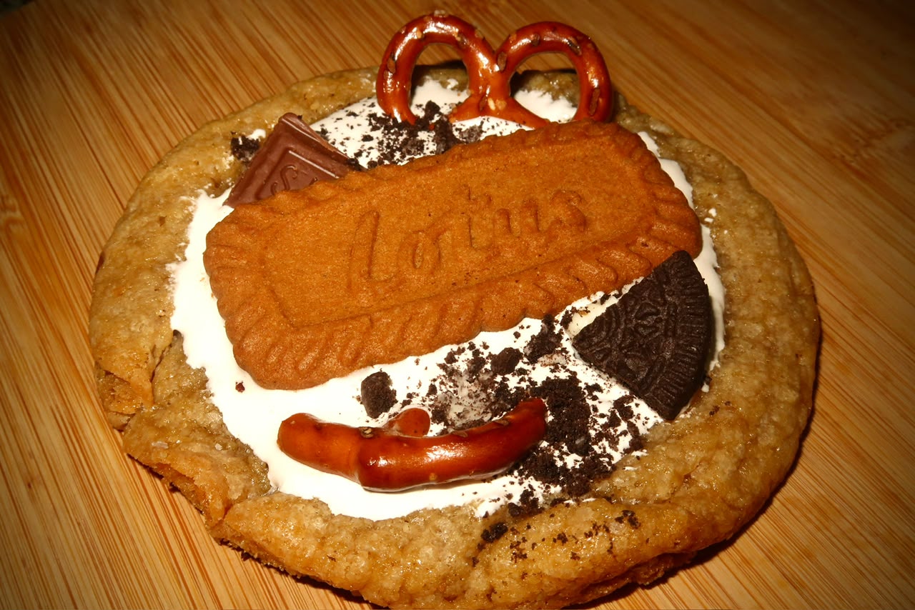 Cookie loaded con Biscoff, Oreo y pretzel