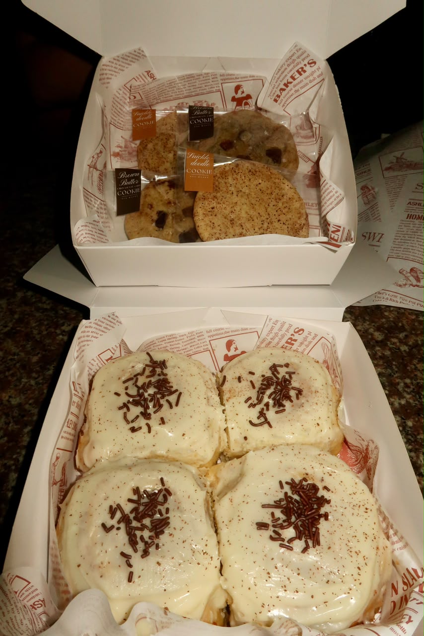 Pedido mixto de Hsu Bakes: caja de cookies y caja de cinnamon rolls