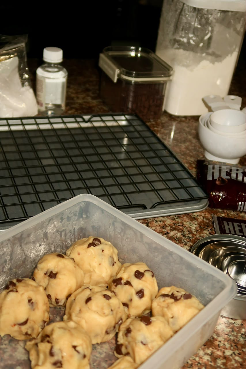 Bolas de masa para cookies con chispas de chocolate sobre una mesa de cocina